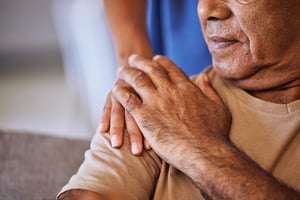 Una mano sulla spalla, per simboleggiare il sostegno