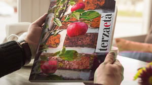 La Rivista Terzaetà tenuta tra le mani