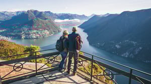 Una coppia di gode il panorama dal San Salvatore