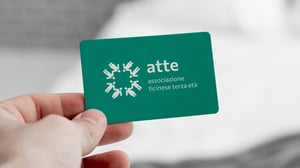 La tessera di socio ATTE tenuta in mano
