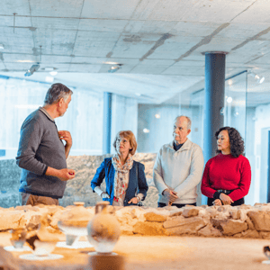persone al museo