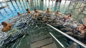 Un gruppo di persone della sezione ATTE Biasca e valli durante un'attività rilassante
