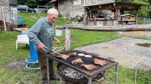 Un addetto alla griglia