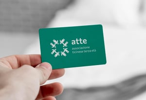 Una mano tiene la tessera di socio ATTE